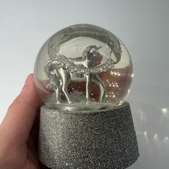 Mini Snow globe with unicorn inside cute mini Snowglobe glitter silver Claire’s - Picture 13 of 14